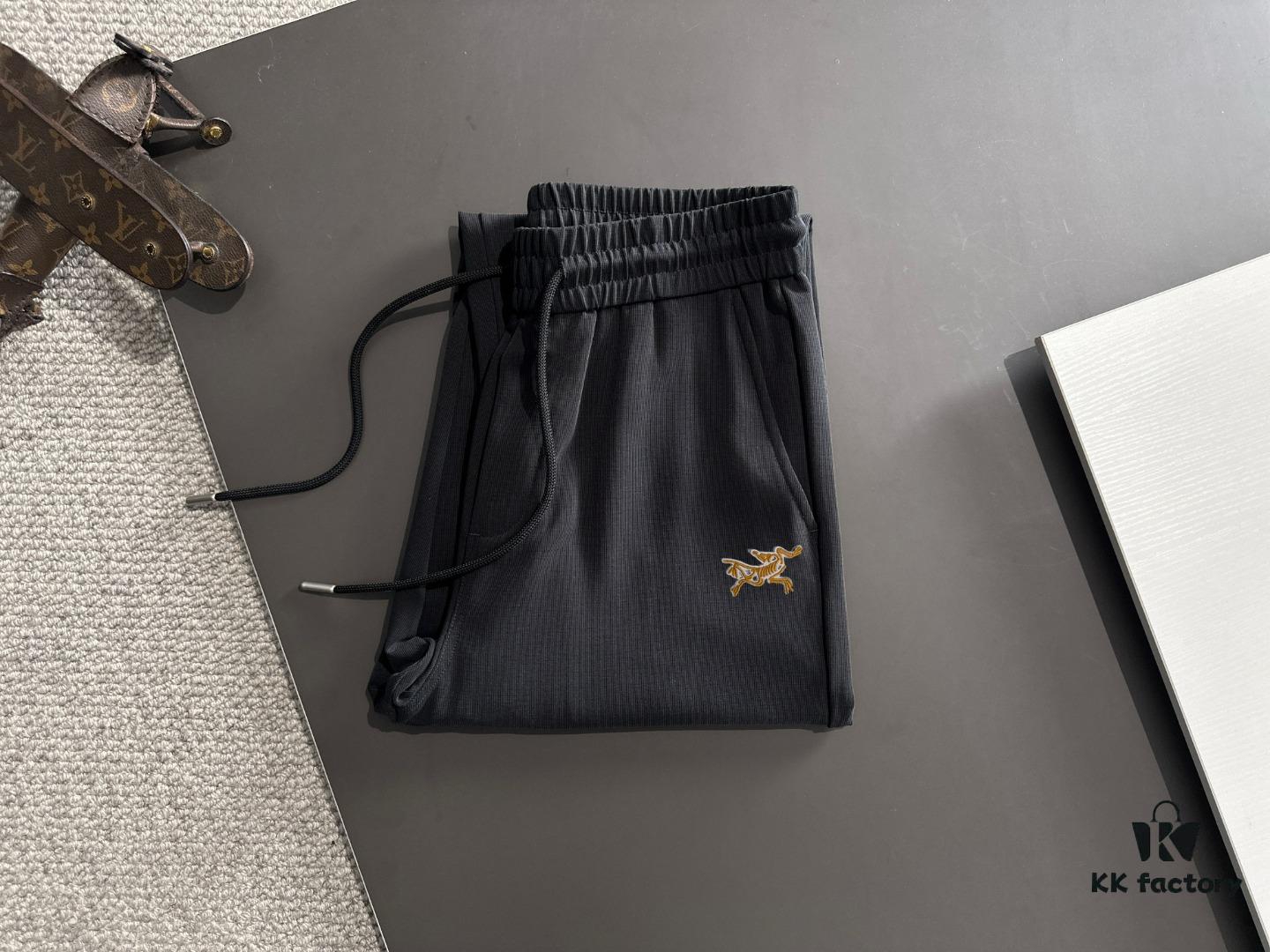 6931a15fccd8ab3d7af95561 Shizhuniao 2025 Spring and Summer New Elastic Waist Casual Pants, Lightweight Custom Counter Fabric, Highly Breathable and Comfortable, Exquisite Details, Brand Design Concept Reflecting High Quality, Soft and Smooth Hand Feeling, Showcasing a Stylish Casual Cut with Excellent Fit