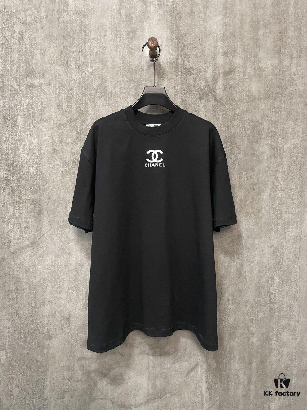 6931a1c2ccd8ab3d7af95d01 CHANEL Chanel 24SS Classic Logo Distressed Heavyweight Solid Short-Sleeve T-Shirt