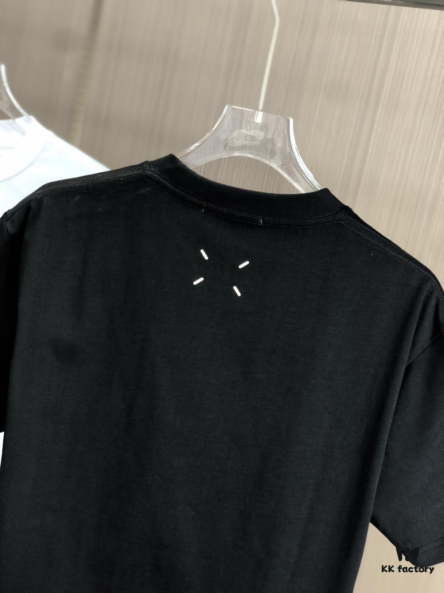 6931a1d1ccd8ab3d7af95e28 MM6 Maison Margiela 2025 Spring/Summer New Arrival Round Neck Short Sleeve T-Shirt with Dot Print and Debossed Lettering Craftsmanship, Made from 320g Double-Yarn Combed Cotton Fabric, Slightly Loose Fit, Soft and Substantial Fabric Texture, Unisex Design
