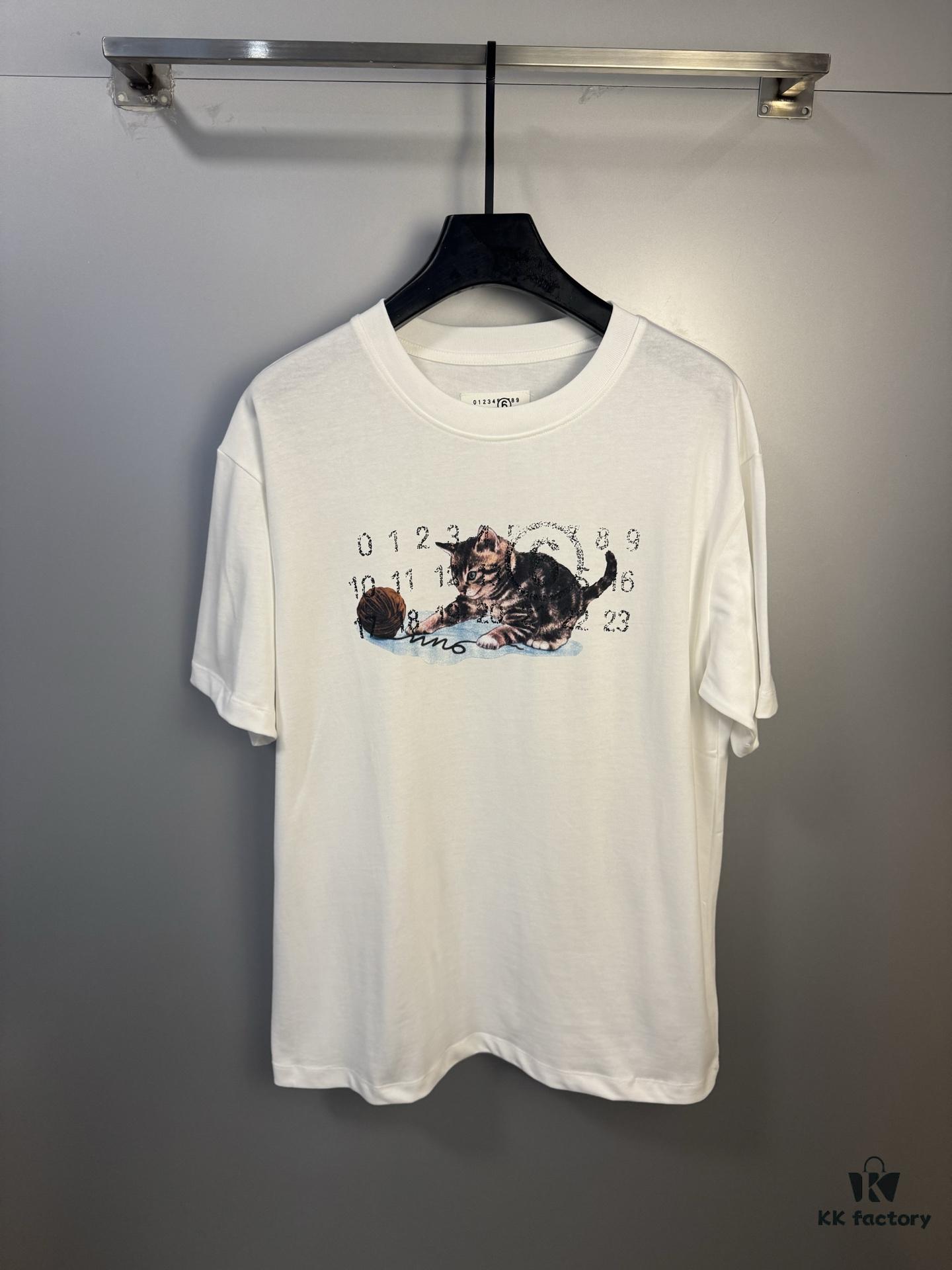 6931a1ecccd8ab3d7af95fe6 High-End Version Maison Margiela 2024 Cat Playing Ball Numeric Short Sleeve T-Shirt