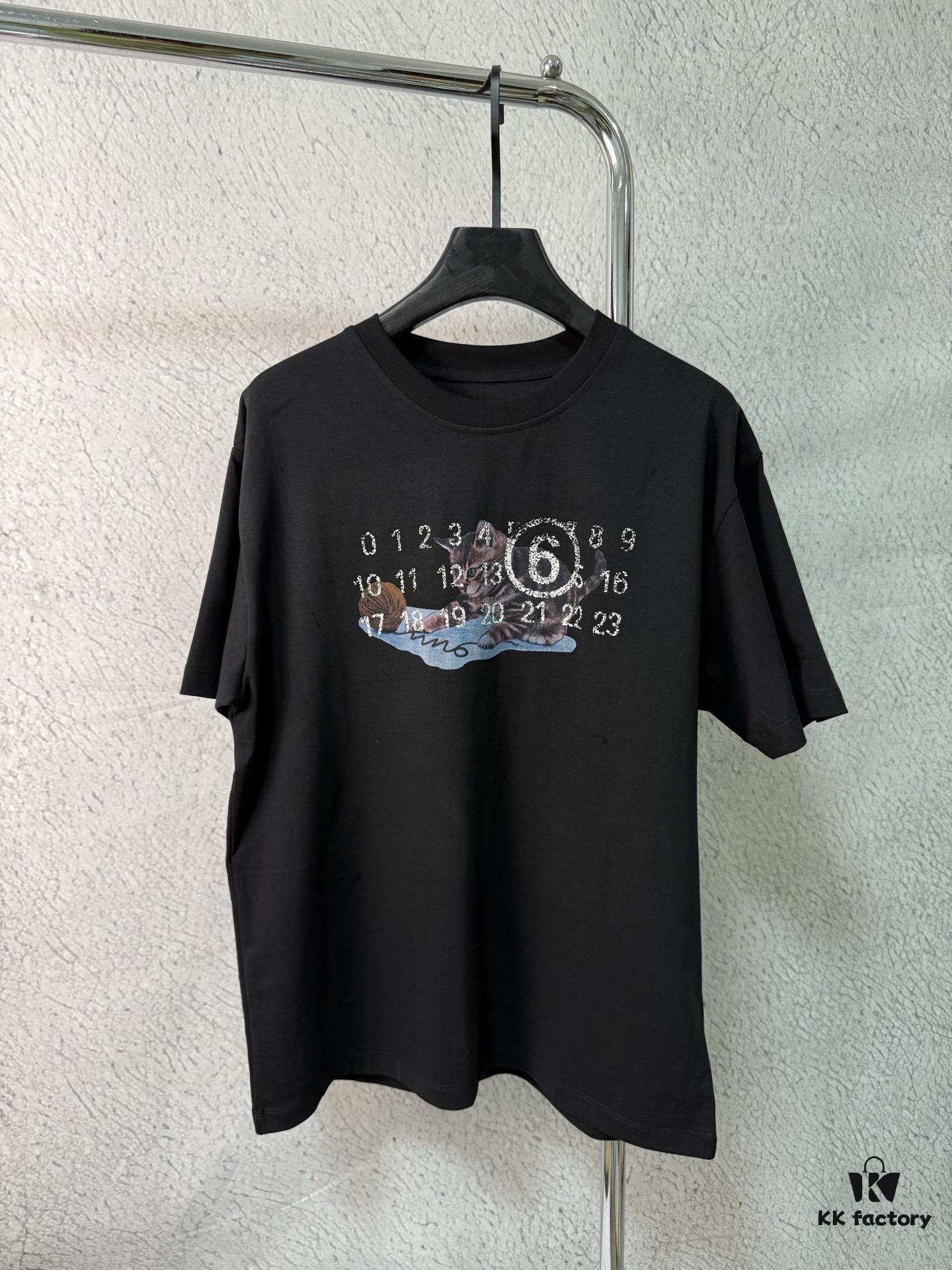 6931a1ecccd8ab3d7af95fed High-End Version Maison Margiela 2024 Cat Playing Ball Numeric Short Sleeve T-Shirt