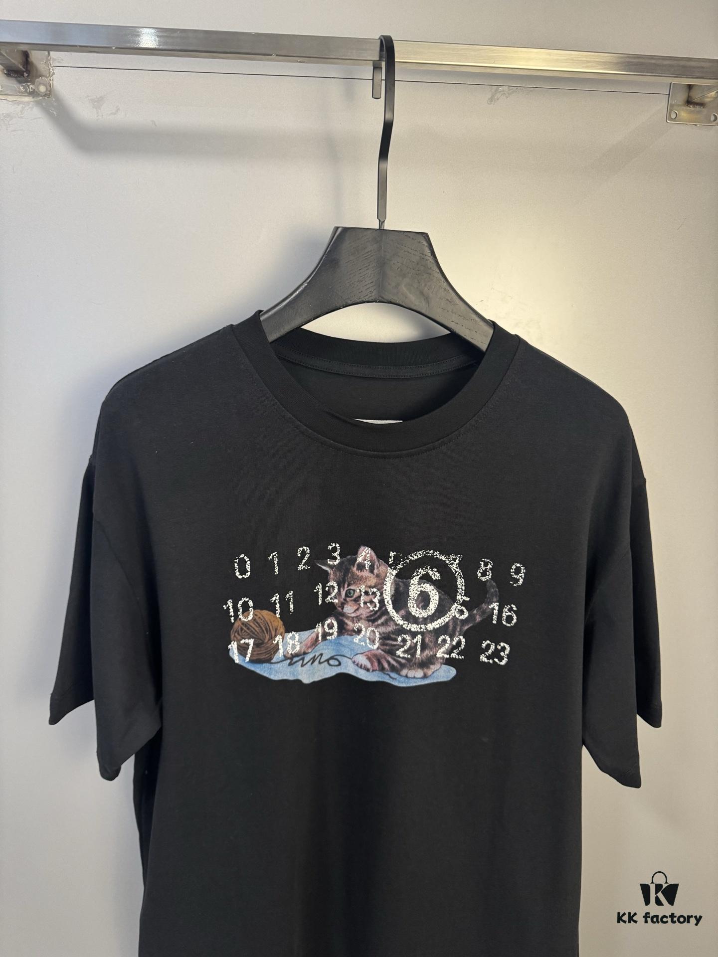 6931a1ecccd8ab3d7af95fef High-End Version Maison Margiela 2024 Cat Playing Ball Numeric Short Sleeve T-Shirt