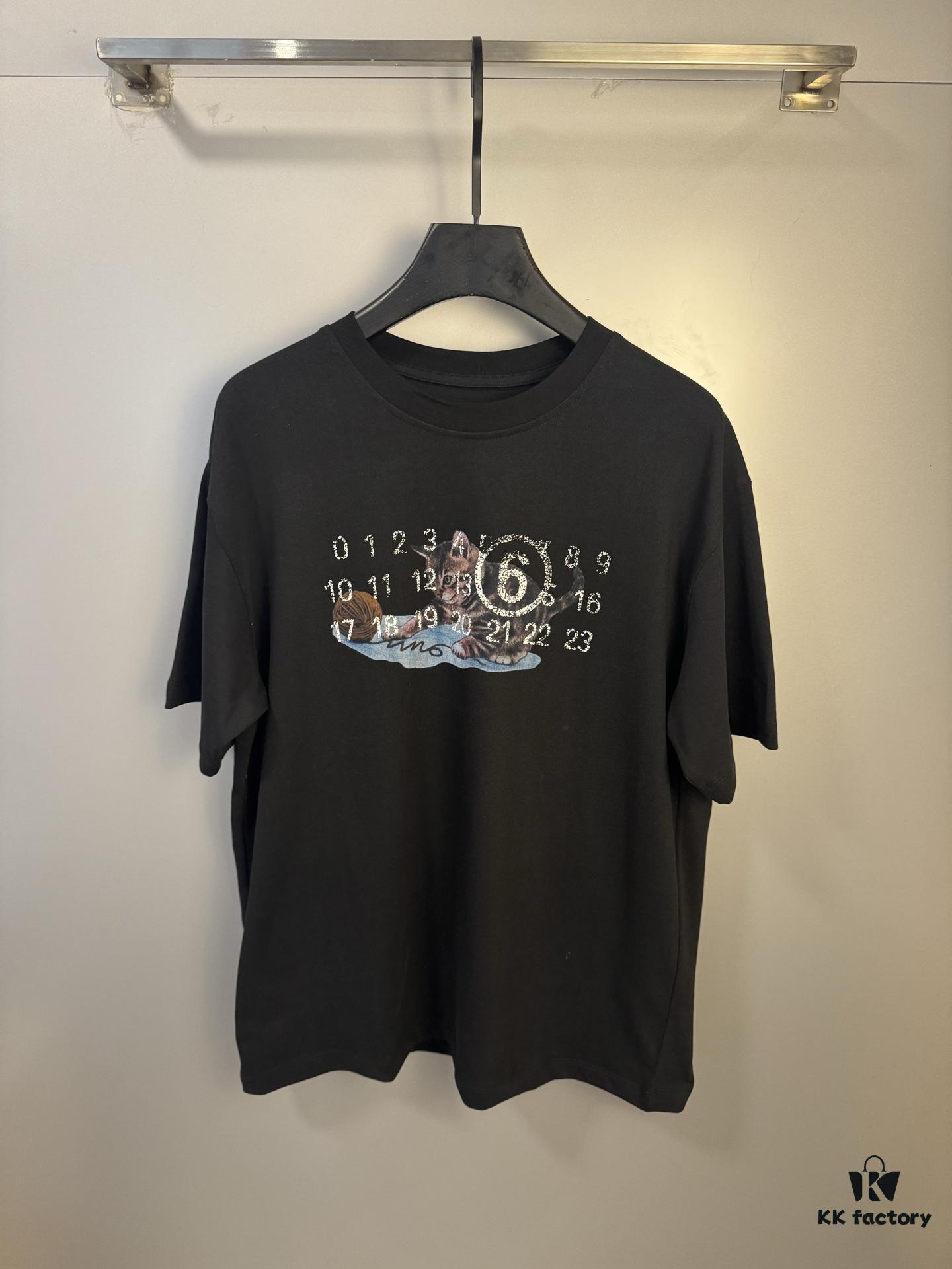 6931a1edccd8ab3d7af95ff6 High-End Version Maison Margiela 2024 Cat Playing Ball Numeric Short Sleeve T-Shirt