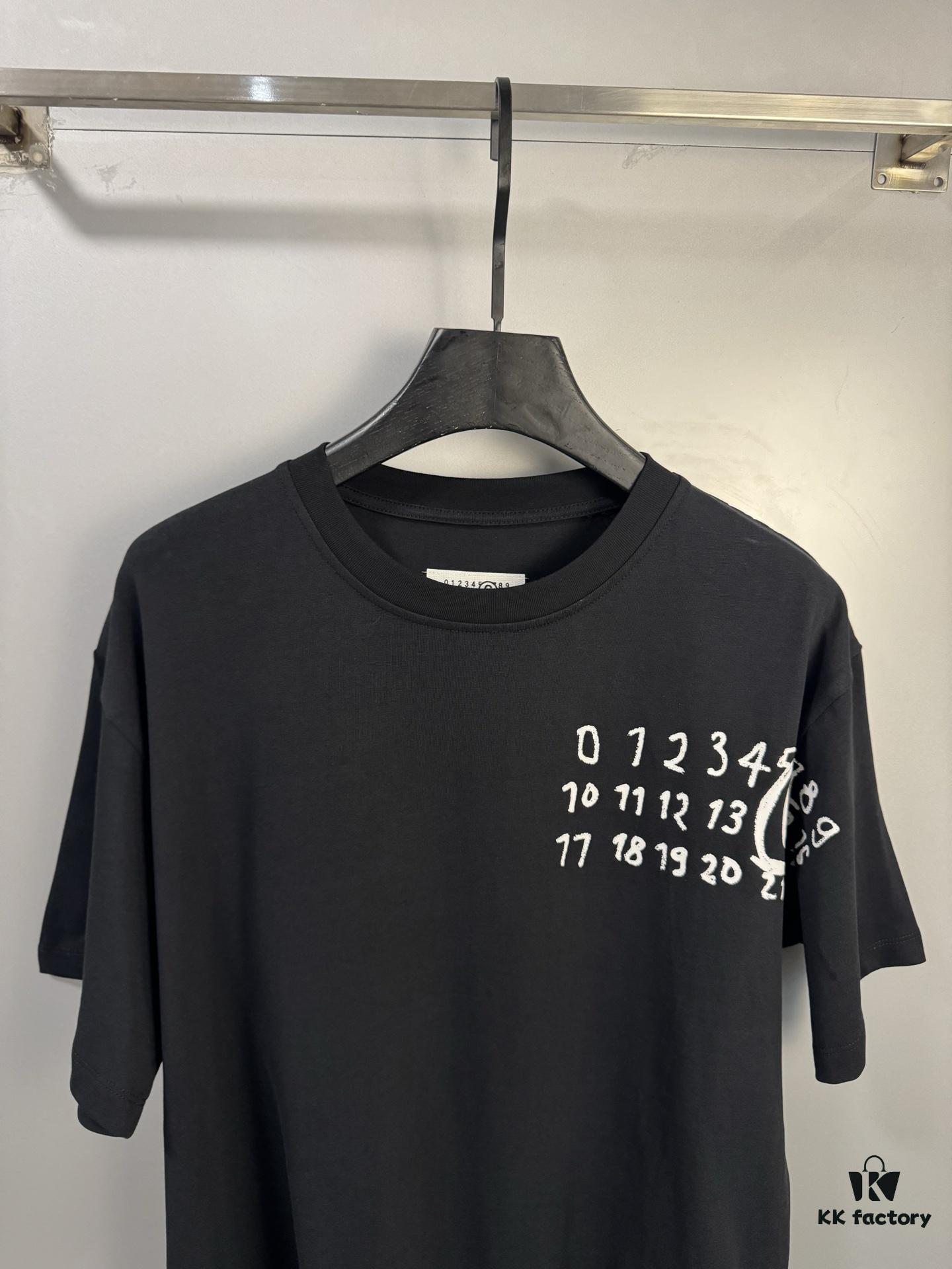 6931a1edccd8ab3d7af95ffc High-End Maison Margiela 24FW Cursive Letter Patchwork Short Sleeve T-Shirt