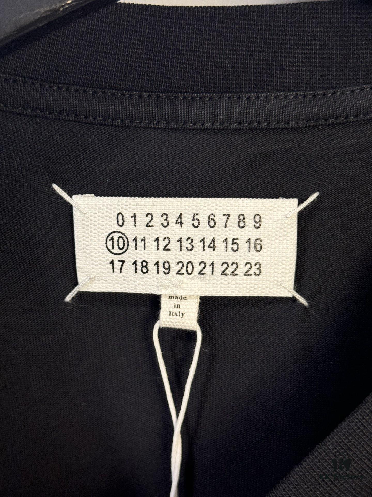 6931a1edccd8ab3d7af96001 High-End Maison Margiela 2024 Inverted Logo Embroidered Short Sleeve T-Shirt