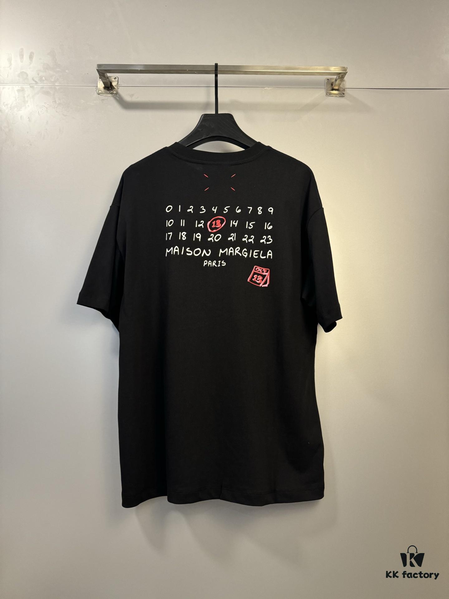 6931a1efccd8ab3d7af9601a High-End Maison Margiela MM6 2024 Slurry Print Calendar 13 Short Sleeve T-Shirt