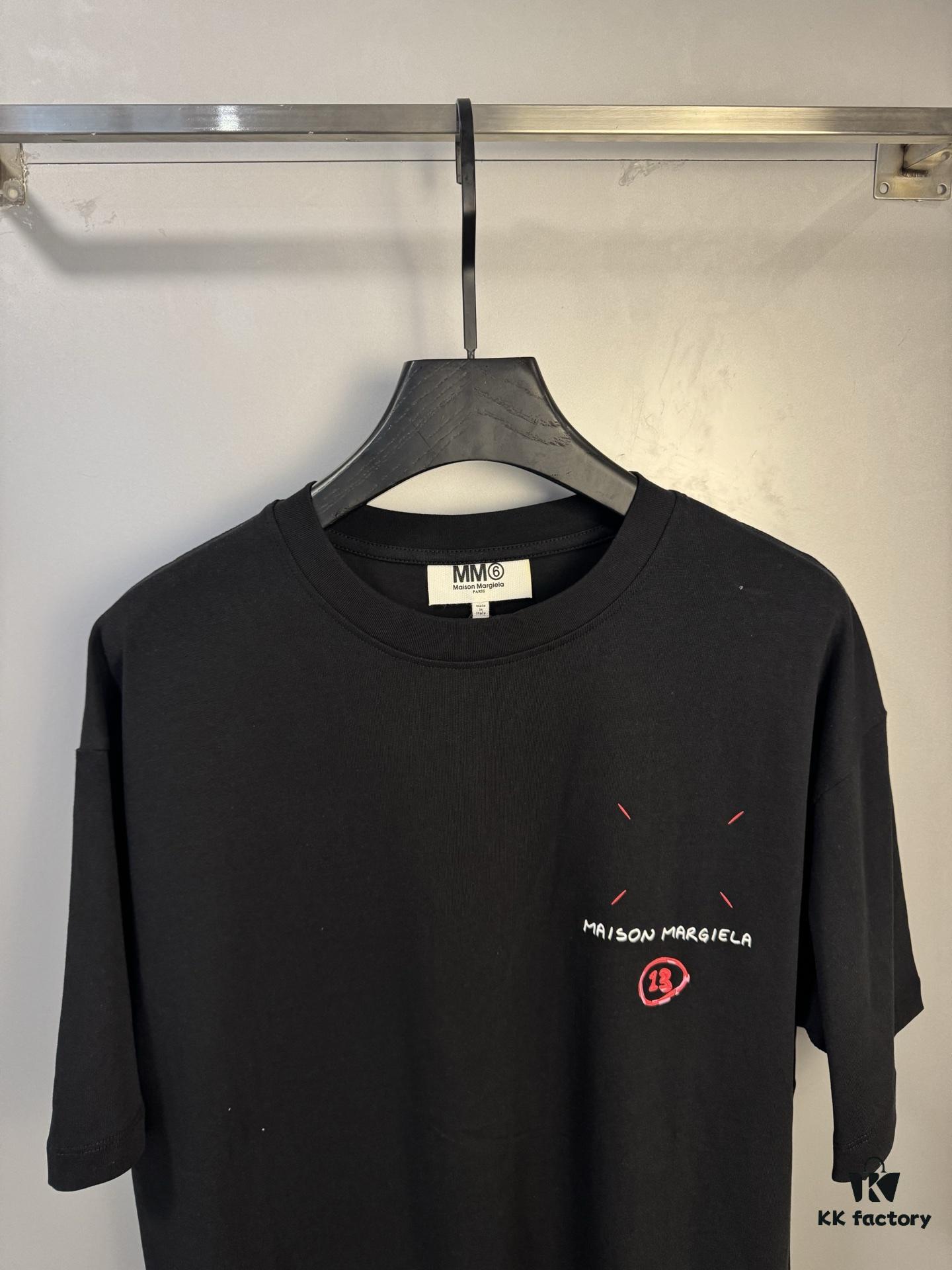6931a1efccd8ab3d7af9601e High-End Maison Margiela MM6 2024 Slurry Print Calendar 13 Short Sleeve T-Shirt