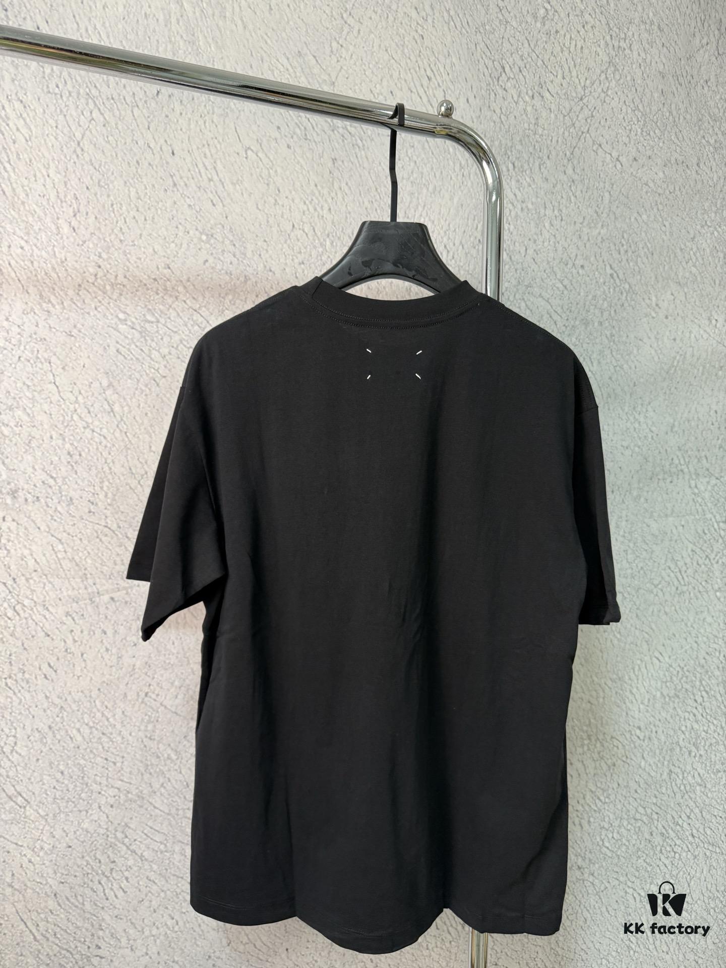 6931a1f8ccd8ab3d7af960bb High-End Maison Margiela 2024 Embroidered Number Patch Calendar Short Sleeve T-Shirt