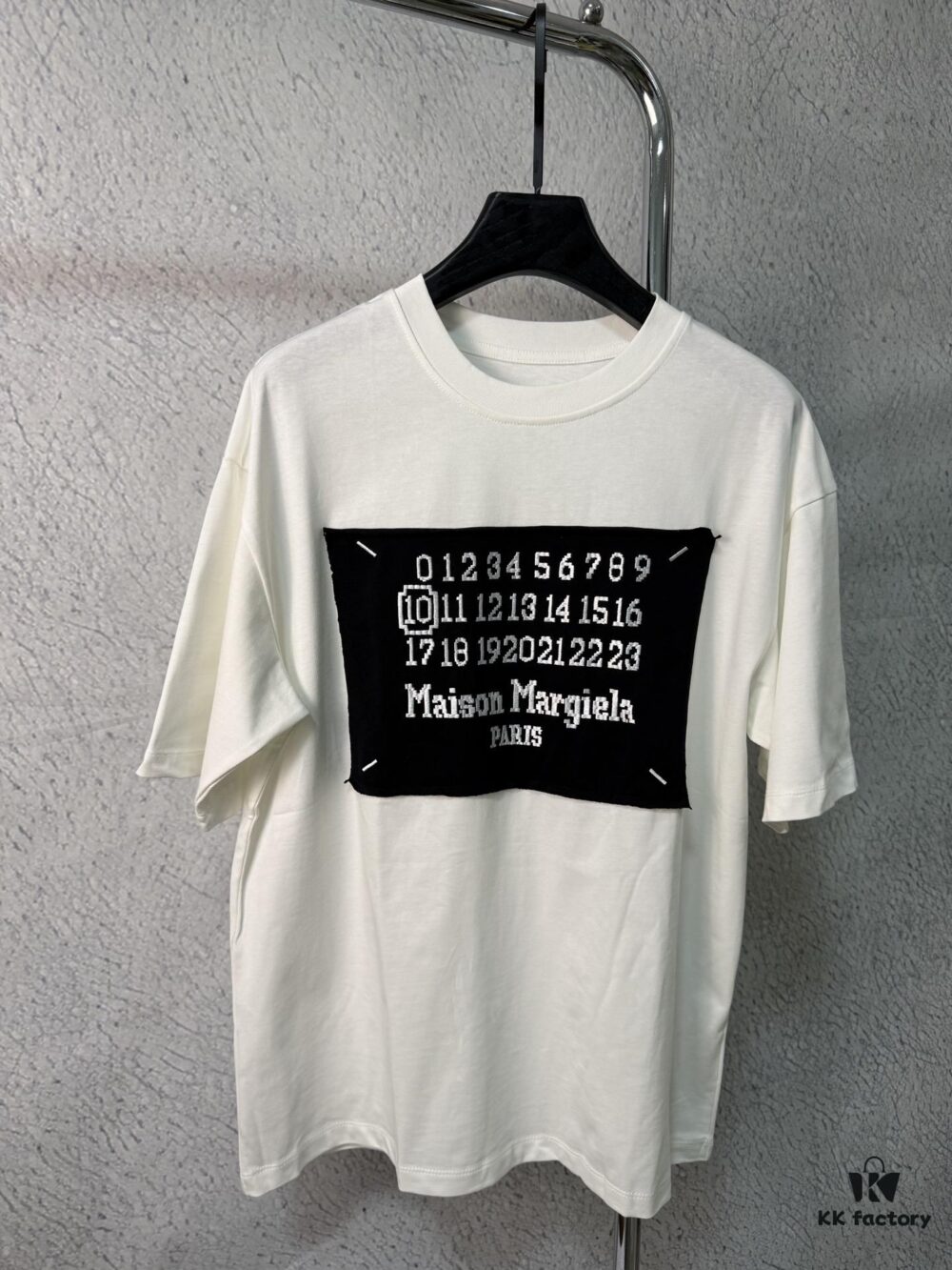 6931a1f8ccd8ab3d7af960bc High-End Version Maison Margiela 2024 Appliquéd Number Calendar Embroidered Short Sleeve T-Shirt
