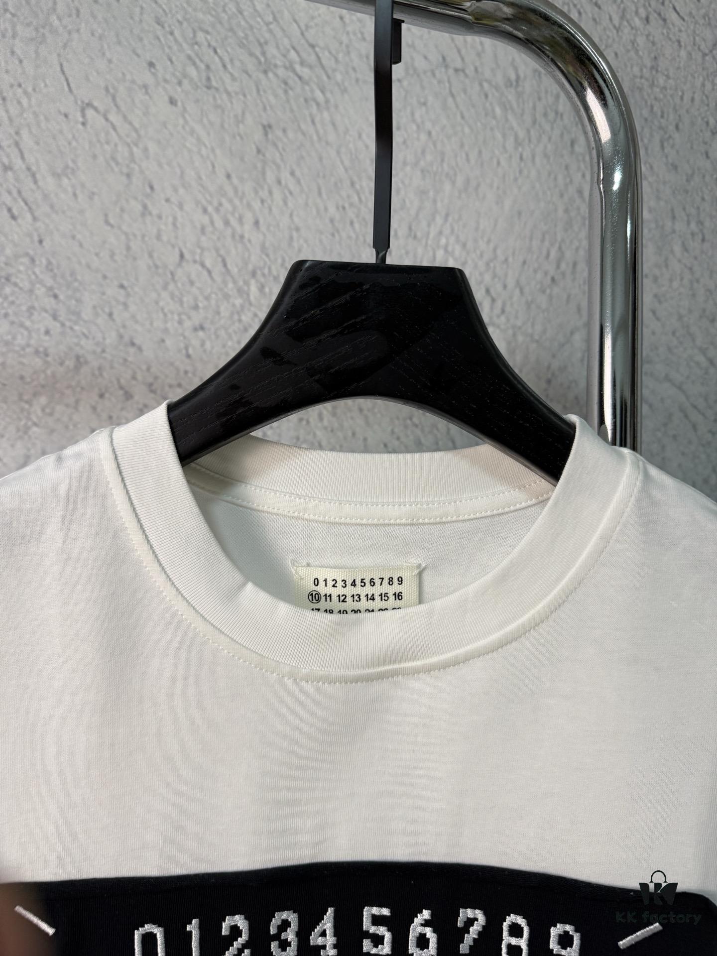 6931a1f8ccd8ab3d7af960be High-End Version Maison Margiela 2024 Appliquéd Number Calendar Embroidered Short Sleeve T-Shirt