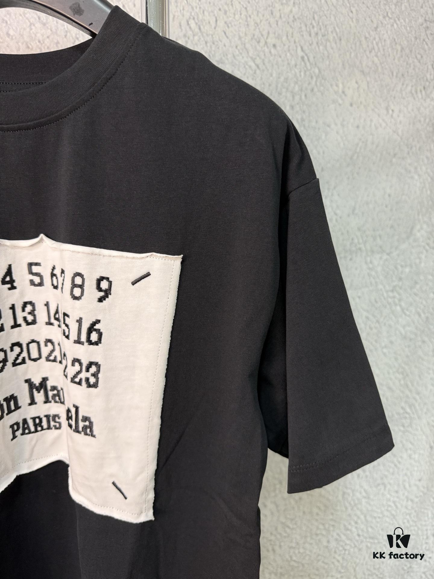 6931a1f9ccd8ab3d7af960c7 High-Version Maison Margiela 24 Digital Patch Calendar Embroidered Short Sleeve T-Shirt
