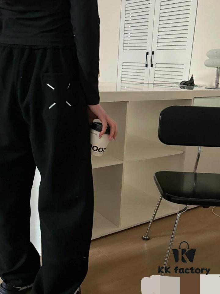 6931a1ffccd8ab3d7af9613e Maison Margiela 24FW Spring and Autumn New Classic Number Logo Pocket Four-Point Embroidered Cuffed Casual Pants Unisex