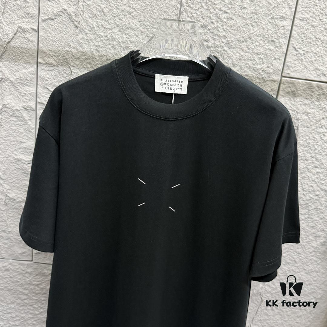 6931a20dccd8ab3d7af961eb MM6 Maison Margiela 2025 Spring/Summer New Arrival Chest Embroidered Four-Stripe Short-Sleeve T-Shirt Custom Double-Gauze Plain-Woven 100% Cotton 300 Fabric Unisex