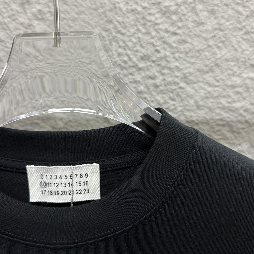 6931a20dccd8ab3d7af961f0 MM6 Maison Margiela 2025 Spring/Summer New Arrival Chest Embroidered Four-Stripe Short-Sleeve T-Shirt Custom Double-Gauze Plain-Woven 100% Cotton 300 Fabric Unisex
