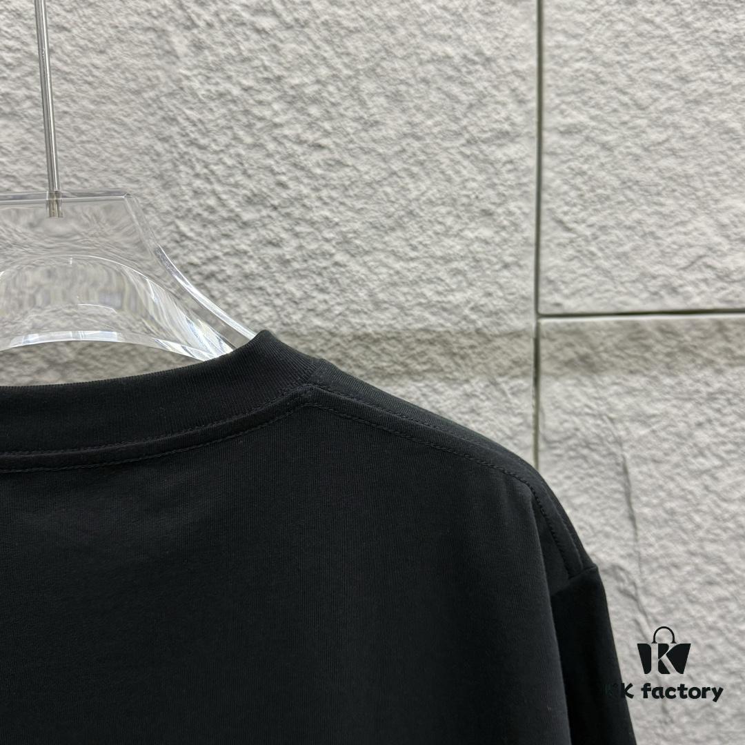 6931a20dccd8ab3d7af961f1 MM6 Maison Margiela 2025 Spring/Summer New Arrival Chest Embroidered Four-Stripe Short-Sleeve T-Shirt Custom Double-Gauze Plain-Woven 100% Cotton 300 Fabric Unisex