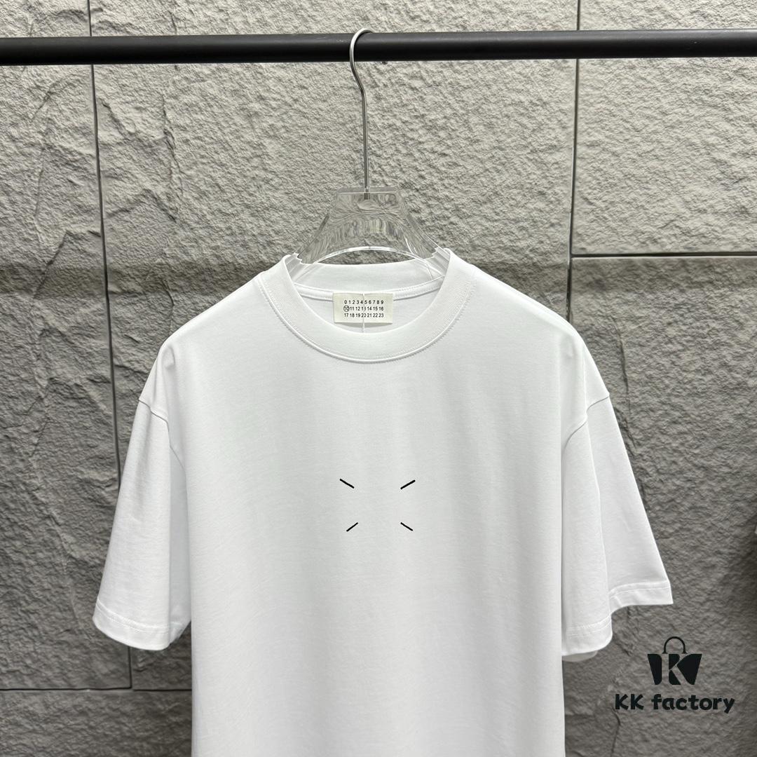 6931a20dccd8ab3d7af961f4 MM6 Maison Margiela 2025 Spring/Summer New Arrival Classic Four-Bar Embroidery Short-Sleeve T-Shirt, Custom Dual-Yarn Plain Weave 300g Pure Cotton Fabric, Unisex Design