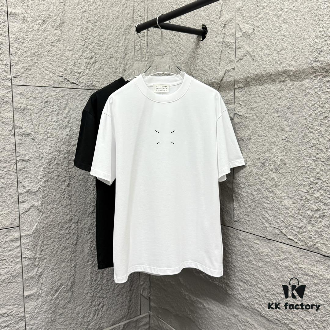 6931a20dccd8ab3d7af961f5 MM6 Maison Margiela 2025 Spring/Summer New Arrival Classic Four-Bar Embroidery Short-Sleeve T-Shirt, Custom Dual-Yarn Plain Weave 300g Pure Cotton Fabric, Unisex Design
