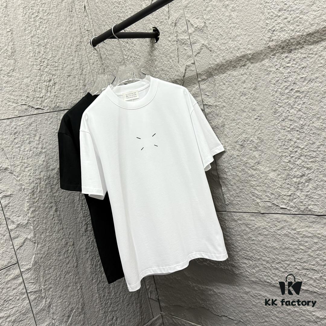 6931a20dccd8ab3d7af961f6 MM6 Maison Margiela 2025 Spring/Summer New Arrival Classic Four-Bar Embroidery Short-Sleeve T-Shirt, Custom Dual-Yarn Plain Weave 300g Pure Cotton Fabric, Unisex Design
