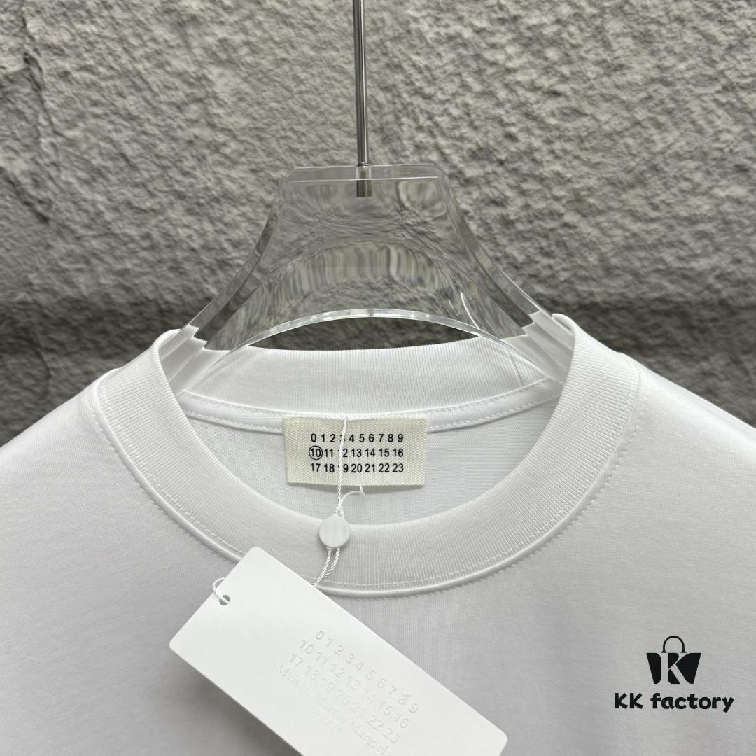 6931a20dccd8ab3d7af961f7 MM6 Maison Margiela 2025 Spring/Summer New Arrival Classic Four-Bar Embroidery Short-Sleeve T-Shirt, Custom Dual-Yarn Plain Weave 300g Pure Cotton Fabric, Unisex Design