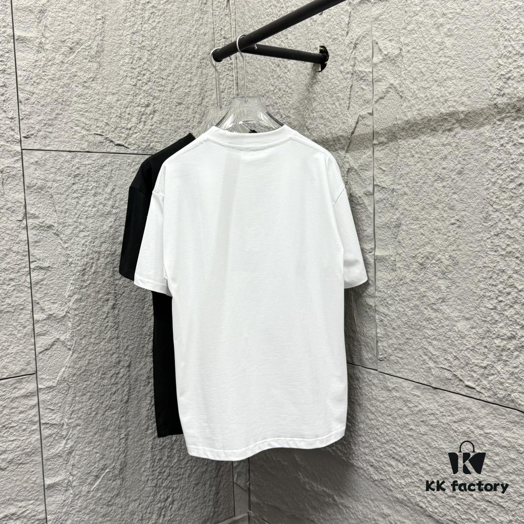 6931a20dccd8ab3d7af961f8 MM6 Maison Margiela 2025 Spring/Summer New Arrival Classic Four-Bar Embroidery Short-Sleeve T-Shirt, Custom Dual-Yarn Plain Weave 300g Pure Cotton Fabric, Unisex Design