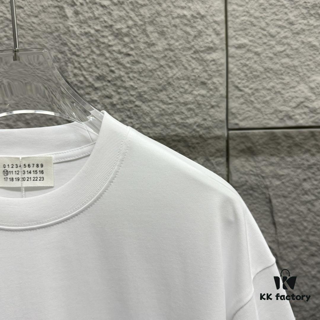 6931a20eccd8ab3d7af961f9 MM6 Maison Margiela 2025 Spring/Summer New Arrival Classic Four-Bar Embroidery Short-Sleeve T-Shirt, Custom Dual-Yarn Plain Weave 300g Pure Cotton Fabric, Unisex Design