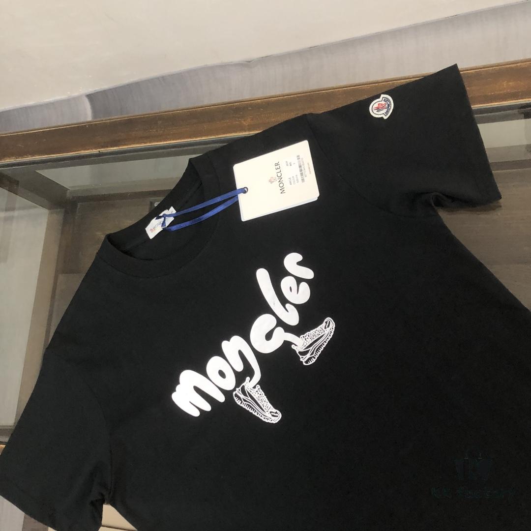 6931a223ccd8ab3d7af96398 Moncler 25SS Summer New Arrival Round Neck Short Sleeve T-Shirt, 270g Heavyweight Premium Cotton Fabric with Excellent Hand Feel and Texture, Slim Fit Tailoring, Clean and Sharp Design, Stylish and Handsome, Exquisite Stitching, Superb Silhouette, Highly Breathable, Easy to Wear for All Ages – A Must-Have Wardrobe Essential for Men