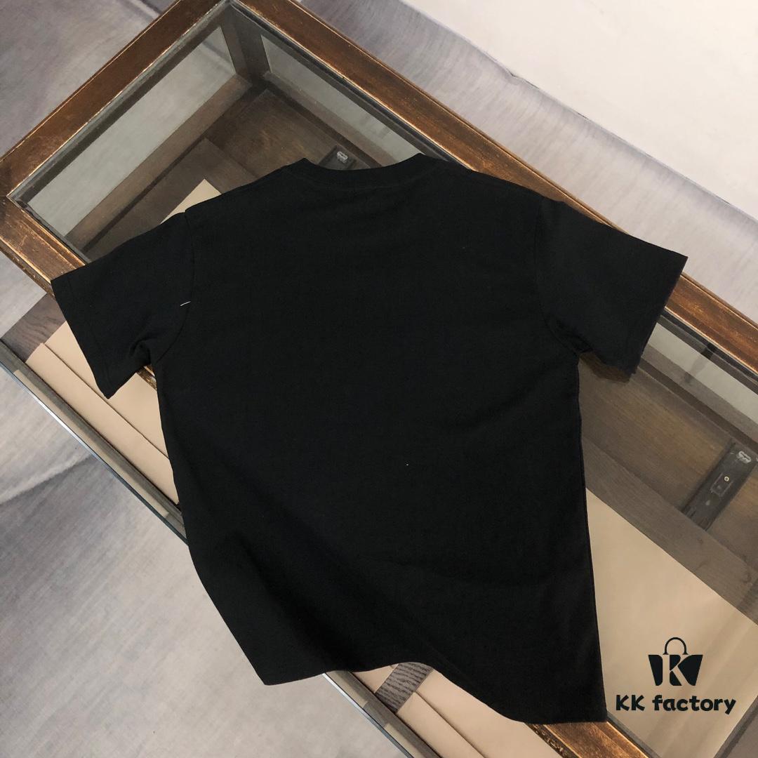 6931a223ccd8ab3d7af9639d Moncler 25SS Summer New Arrival Round Neck Short Sleeve T-Shirt, 270g Heavyweight Premium Cotton Fabric with Excellent Hand Feel and Texture, Slim Fit Tailoring, Clean and Sharp Design, Stylish and Handsome, Exquisite Stitching, Superb Silhouette, Highly Breathable, Easy to Wear for All Ages – A Must-Have Wardrobe Essential for Men