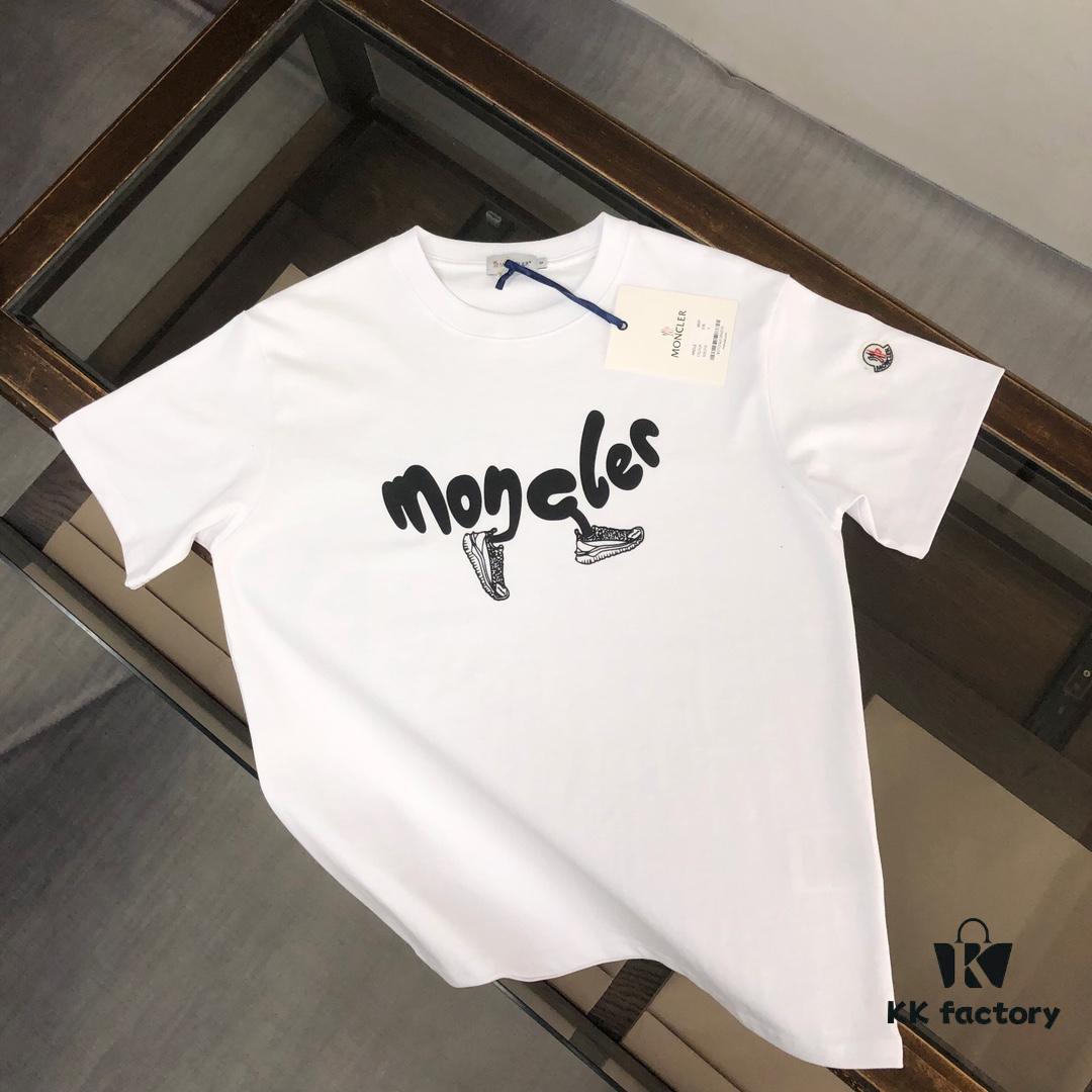 6931a223ccd8ab3d7af9639e Moncler 25SS Summer New Arrival Round Neck Short-Sleeve T-Shirt! 270g Heavyweight Premium Cotton Fabric with Excellent Hand Feel and Texture, Clean and Tailored Slim Fit Design, Stylish and Attractive, Exquisitely Stitched with Outstanding Silhouette and Superior Breathability. Effortlessly Suitable for All Age Groups – a Must-Have Wardrobe Essential for Men.