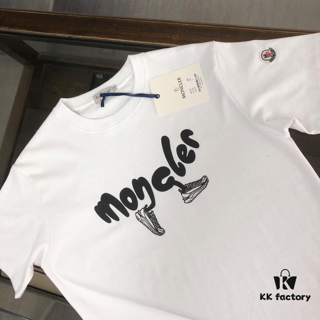 6931a223ccd8ab3d7af9639f Moncler 25SS Summer New Arrival Round Neck Short-Sleeve T-Shirt! 270g Heavyweight Premium Cotton Fabric with Excellent Hand Feel and Texture, Clean and Tailored Slim Fit Design, Stylish and Attractive, Exquisitely Stitched with Outstanding Silhouette and Superior Breathability. Effortlessly Suitable for All Age Groups – a Must-Have Wardrobe Essential for Men.
