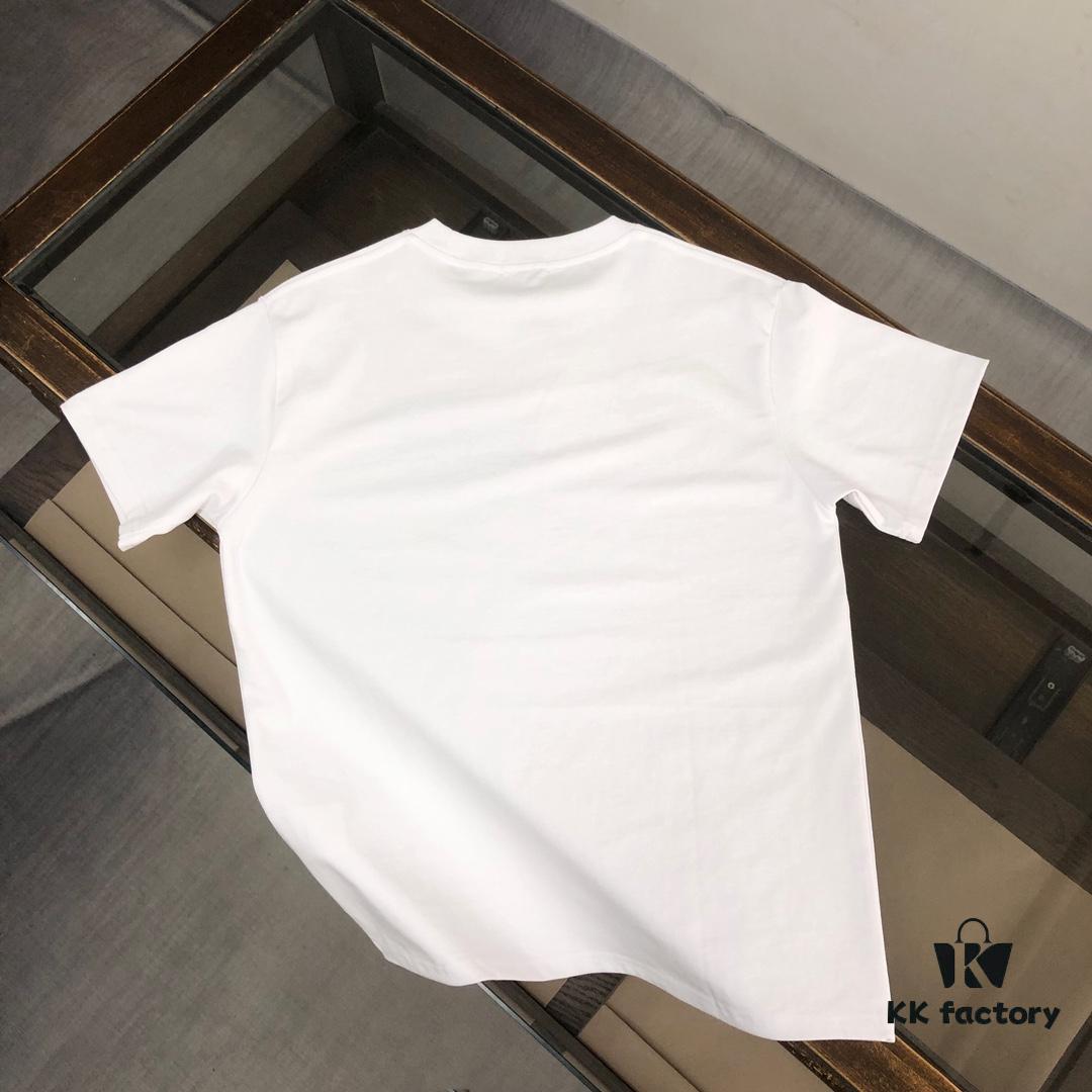 6931a224ccd8ab3d7af963a4 Moncler 25SS Summer New Arrival Round Neck Short-Sleeve T-Shirt! 270g Heavyweight Premium Cotton Fabric with Excellent Hand Feel and Texture, Clean and Tailored Slim Fit Design, Stylish and Attractive, Exquisitely Stitched with Outstanding Silhouette and Superior Breathability. Effortlessly Suitable for All Age Groups – a Must-Have Wardrobe Essential for Men.