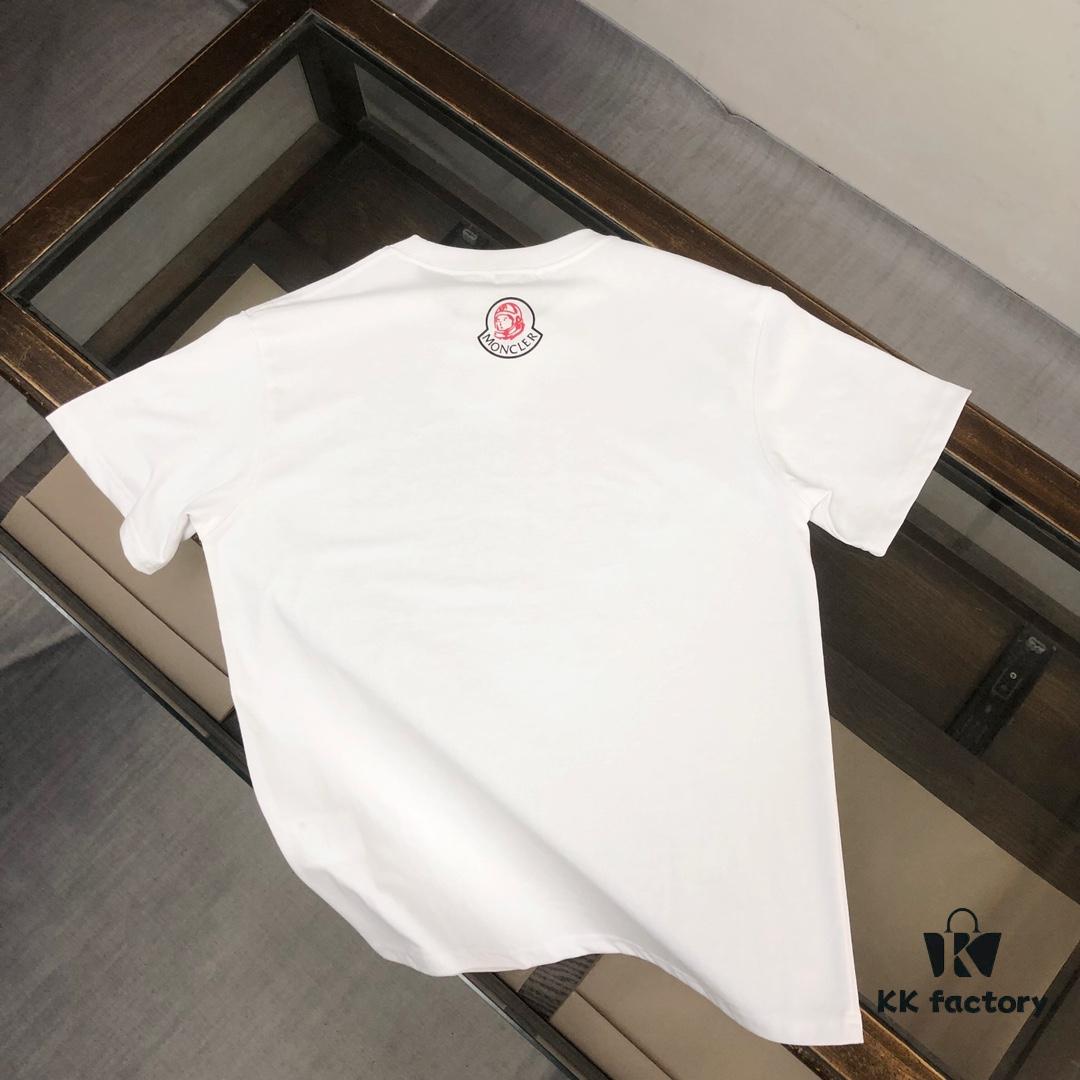 6931a224ccd8ab3d7af963b4 Moncler 25SS Summer New Arrival Round Neck Short-Sleeve T-Shirt, 270g Heavyweight Premium Cotton Fabric, Perfect Texture and Feel, Slim Fit Tailoring, Clean and Sharp Design, Highly Fashionable, Exquisite Stitching, Excellent Silhouette, Superior Breathability, Effortlessly Suitable for All Age Groups, Essential Wardrobe Staple for Men