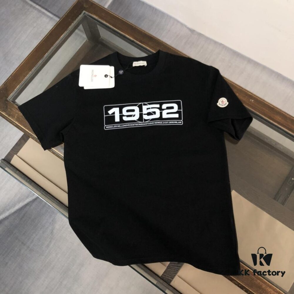 6931a225ccd8ab3d7af963bd Moncler 25SS Summer New Arrival Round Neck Short Sleeve T-Shirt, 270g Premium Heavyweight Cotton Fabric with Excellent Hand Feel and Quality, Slim Fit Tailoring, Clean and Sharp Design, Highly Fashionable and Attractive, Exquisite Stitching and Craftsmanship, Outstanding Silhouette, Superior Breathability, Effortlessly Suitable for All Age Groups, an Essential Wardrobe Staple for Men