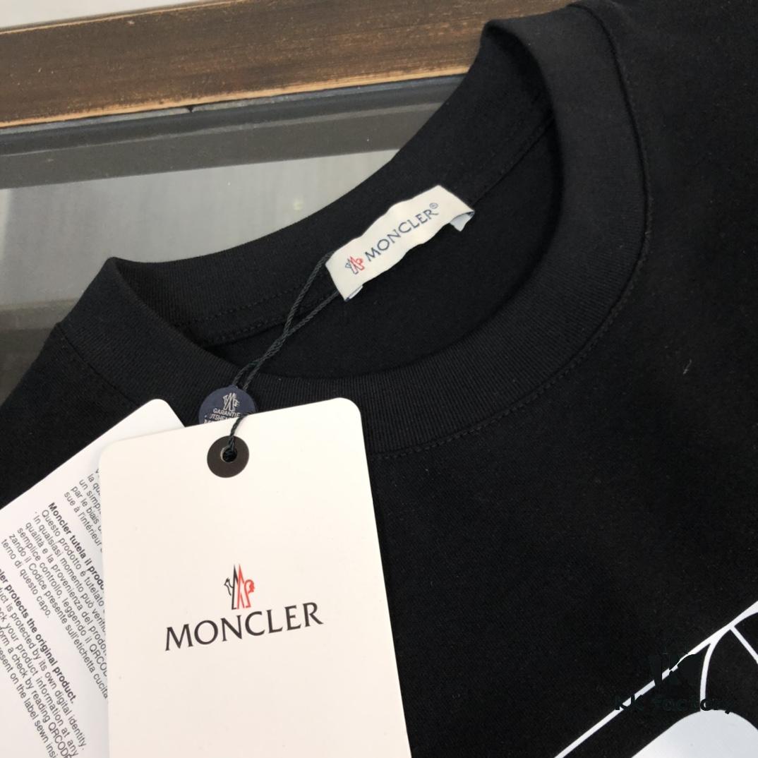 6931a225ccd8ab3d7af963c0 Moncler 25SS Summer New Arrival Round Neck Short Sleeve T-Shirt, 270g Premium Heavyweight Cotton Fabric with Excellent Hand Feel and Quality, Slim Fit Tailoring, Clean and Sharp Design, Highly Fashionable and Attractive, Exquisite Stitching and Craftsmanship, Outstanding Silhouette, Superior Breathability, Effortlessly Suitable for All Age Groups, an Essential Wardrobe Staple for Men