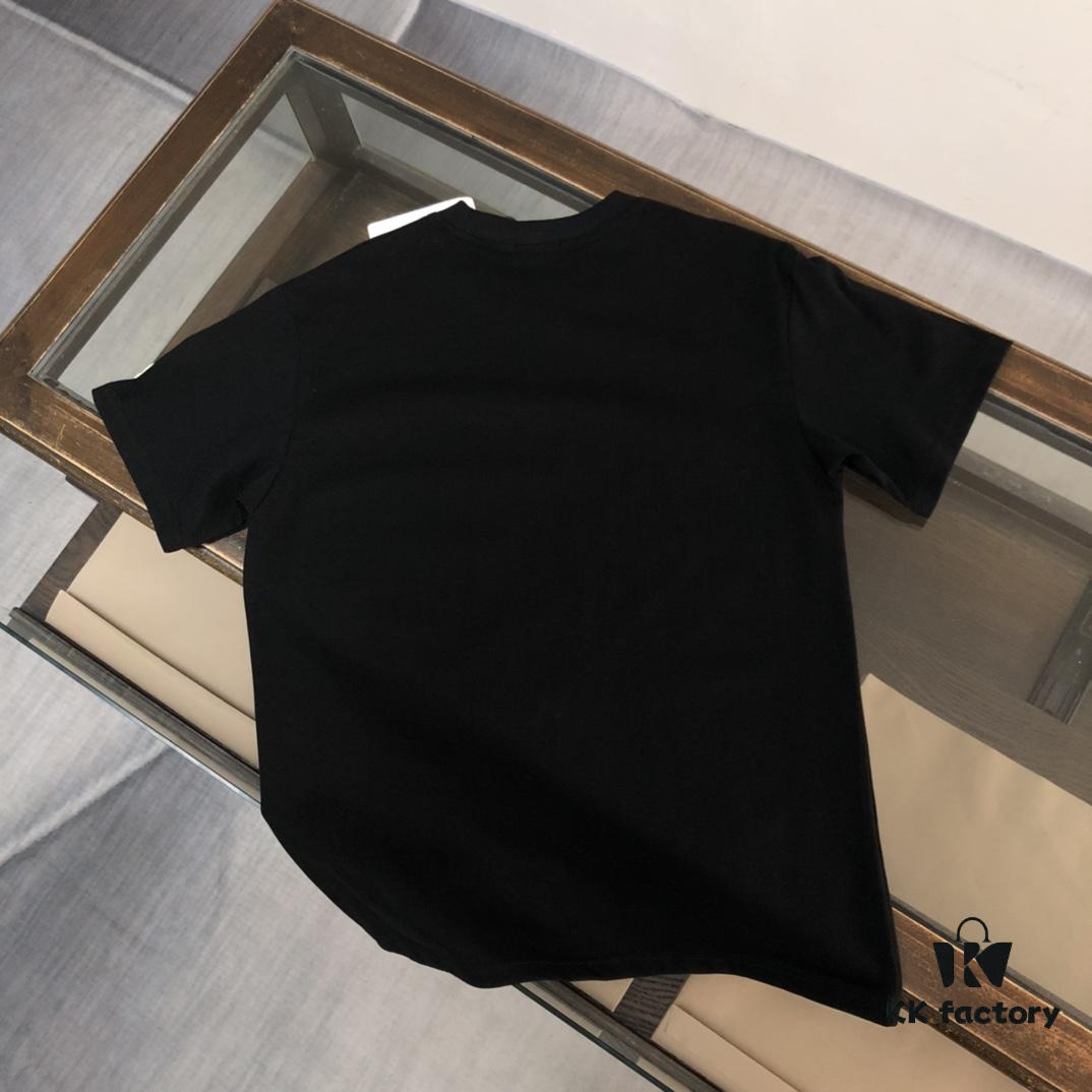 6931a225ccd8ab3d7af963c5 Moncler 25SS Summer New Arrival Round Neck Short Sleeve T-Shirt, 270g Premium Heavyweight Cotton Fabric with Excellent Hand Feel and Quality, Slim Fit Tailoring, Clean and Sharp Design, Highly Fashionable and Attractive, Exquisite Stitching and Craftsmanship, Outstanding Silhouette, Superior Breathability, Effortlessly Suitable for All Age Groups, an Essential Wardrobe Staple for Men
