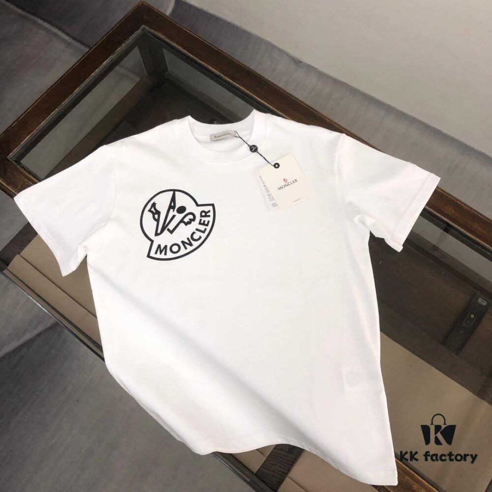 6931a226ccd8ab3d7af963d6 Moncler 25SS Summer New Round Neck Short Sleeve T-Shirt! 270g Heavyweight Premium Pure Cotton Fabric with Perfect Hand Feel and Texture! Slim Fit Tailored Design, Clean and Sharp! Stylish and Attractive! Exquisitely Stitched! Excellent Silhouette! Highly Breathable! Suitable for All Age Groups, an Essential Wardrobe Staple for Men.