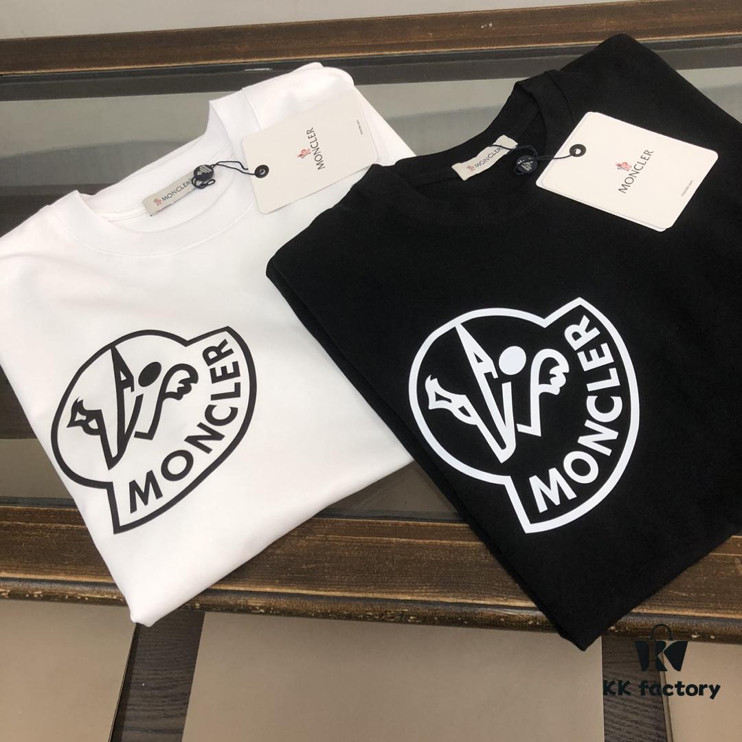 6931a226ccd8ab3d7af963d7 Moncler 25SS Summer New Round Neck Short Sleeve T-Shirt! 270g Heavyweight Premium Pure Cotton Fabric with Perfect Hand Feel and Texture! Slim Fit Tailored Design, Clean and Sharp! Stylish and Attractive! Exquisitely Stitched! Excellent Silhouette! Highly Breathable! Suitable for All Age Groups, an Essential Wardrobe Staple for Men.