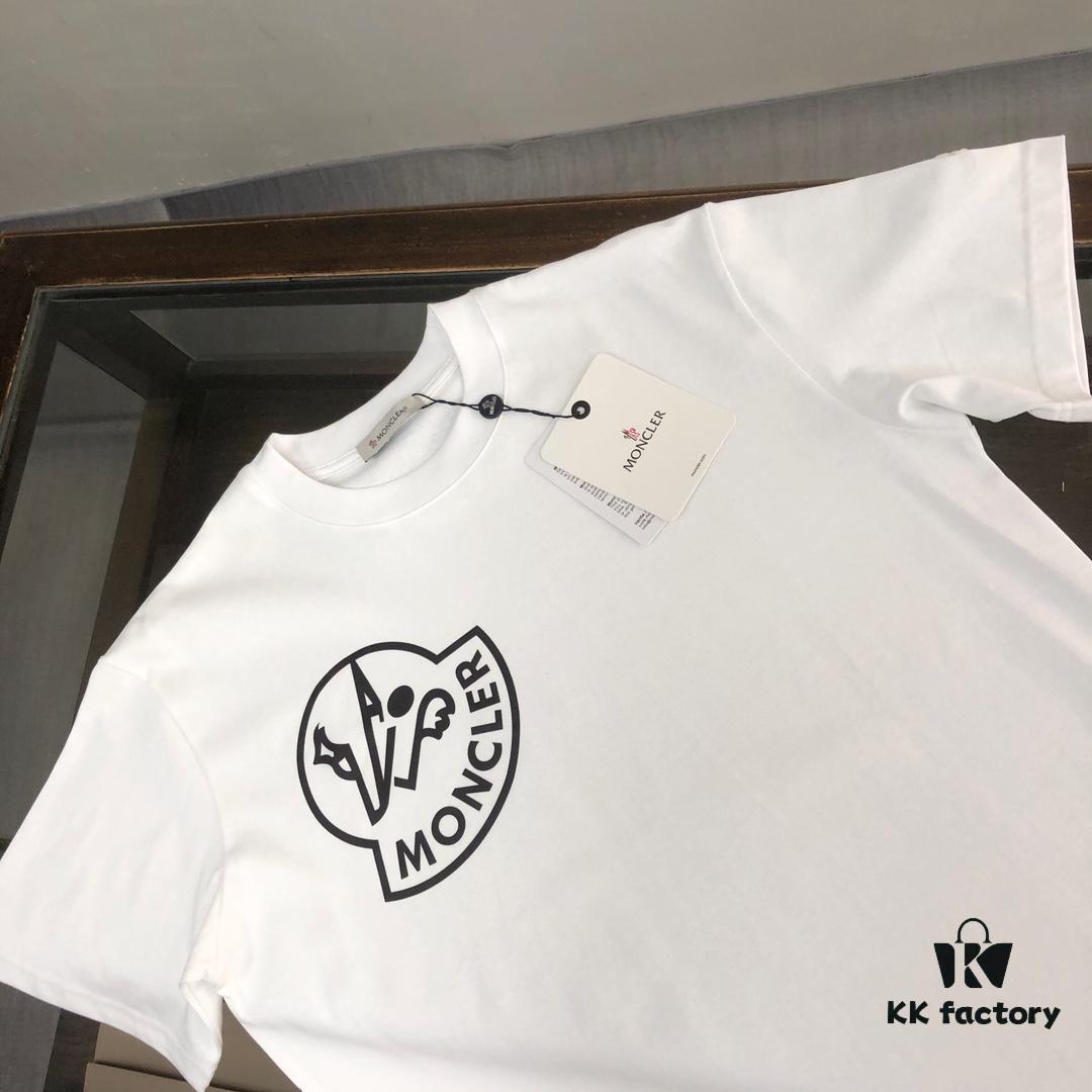 6931a226ccd8ab3d7af963d8 Moncler 25SS Summer New Round Neck Short Sleeve T-Shirt! 270g Heavyweight Premium Pure Cotton Fabric with Perfect Hand Feel and Texture! Slim Fit Tailored Design, Clean and Sharp! Stylish and Attractive! Exquisitely Stitched! Excellent Silhouette! Highly Breathable! Suitable for All Age Groups, an Essential Wardrobe Staple for Men.