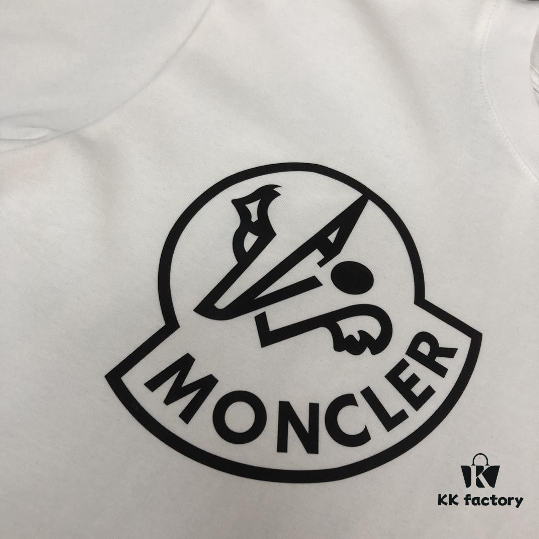 6931a226ccd8ab3d7af963da Moncler 25SS Summer New Round Neck Short Sleeve T-Shirt! 270g Heavyweight Premium Pure Cotton Fabric with Perfect Hand Feel and Texture! Slim Fit Tailored Design, Clean and Sharp! Stylish and Attractive! Exquisitely Stitched! Excellent Silhouette! Highly Breathable! Suitable for All Age Groups, an Essential Wardrobe Staple for Men.