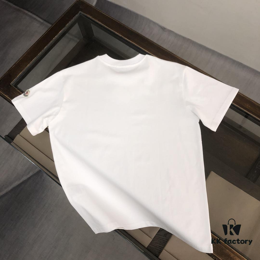 6931a227ccd8ab3d7af963dd Moncler 25SS Summer New Round Neck Short Sleeve T-Shirt! 270g Heavyweight Premium Pure Cotton Fabric with Perfect Hand Feel and Texture! Slim Fit Tailored Design, Clean and Sharp! Stylish and Attractive! Exquisitely Stitched! Excellent Silhouette! Highly Breathable! Suitable for All Age Groups, an Essential Wardrobe Staple for Men.