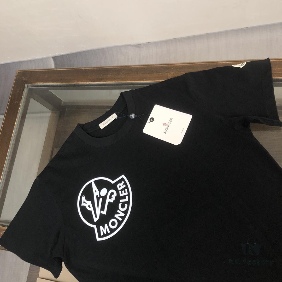 6931a227ccd8ab3d7af963e0 Moncler Summer New Round Neck Short Sleeve T-Shirt 25SS! 270g Heavyweight Premium Cotton Fabric with Perfect Texture and Hand Feel! Slim Fit Tailored Design, Clean and Sharp! Exquisite Stitching and Craftsmanship! Excellent Silhouette and Outstanding Breathability! Fashionable and Versatile for All Ages – an Essential Wardrobe Staple for Men.