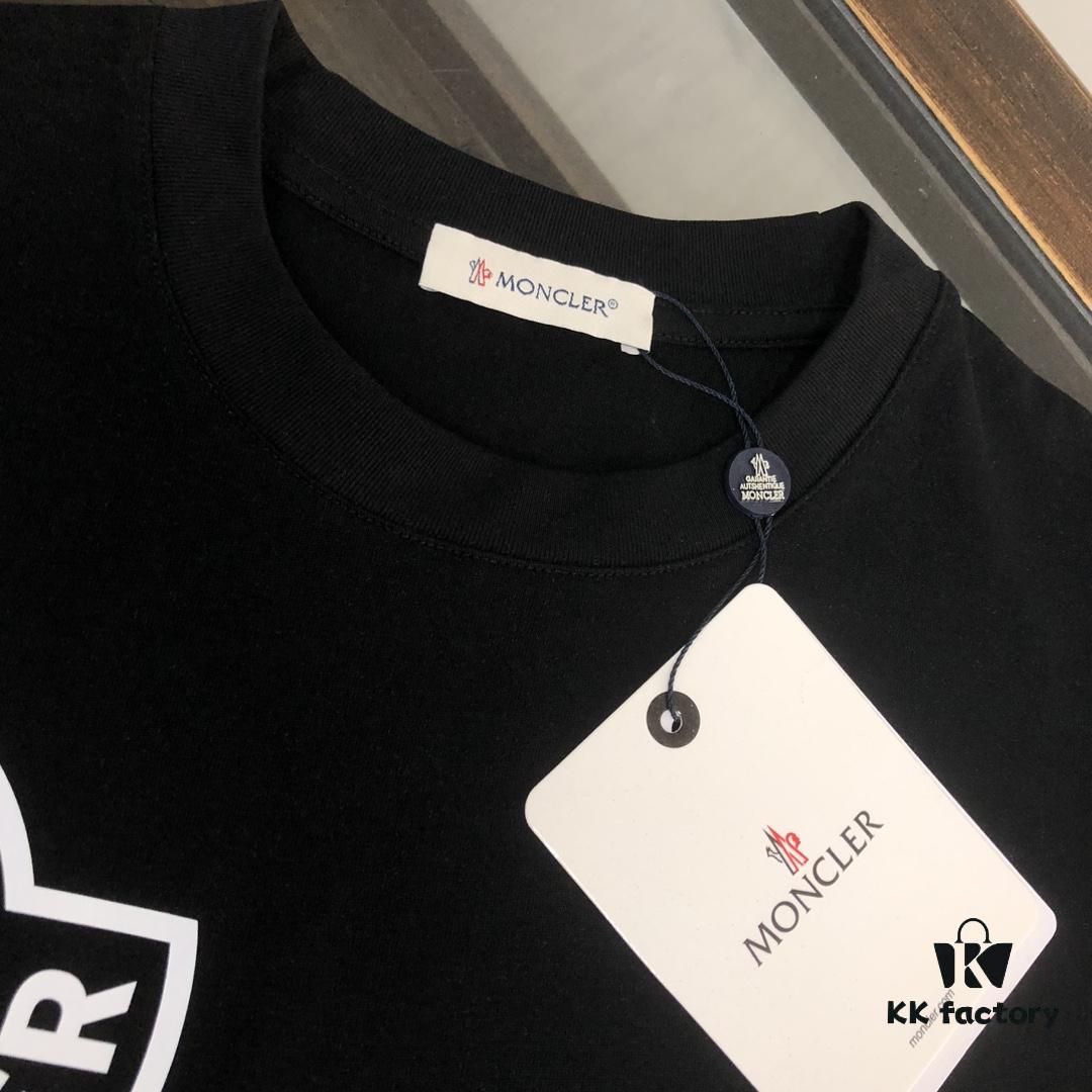 6931a227ccd8ab3d7af963e3 Moncler Summer New Round Neck Short Sleeve T-Shirt 25SS! 270g Heavyweight Premium Cotton Fabric with Perfect Texture and Hand Feel! Slim Fit Tailored Design, Clean and Sharp! Exquisite Stitching and Craftsmanship! Excellent Silhouette and Outstanding Breathability! Fashionable and Versatile for All Ages – an Essential Wardrobe Staple for Men.