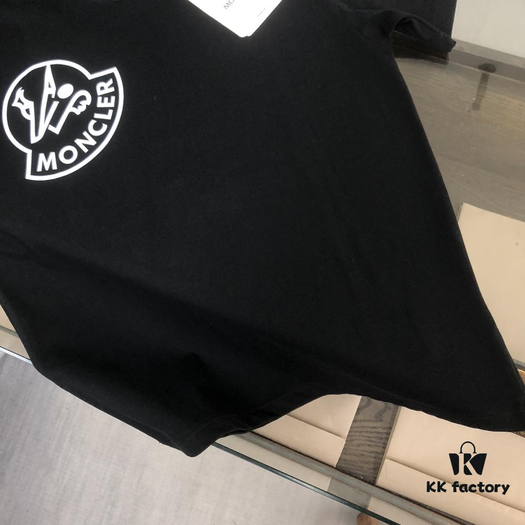 6931a227ccd8ab3d7af963e4 Moncler Summer New Round Neck Short Sleeve T-Shirt 25SS! 270g Heavyweight Premium Cotton Fabric with Perfect Texture and Hand Feel! Slim Fit Tailored Design, Clean and Sharp! Exquisite Stitching and Craftsmanship! Excellent Silhouette and Outstanding Breathability! Fashionable and Versatile for All Ages – an Essential Wardrobe Staple for Men.