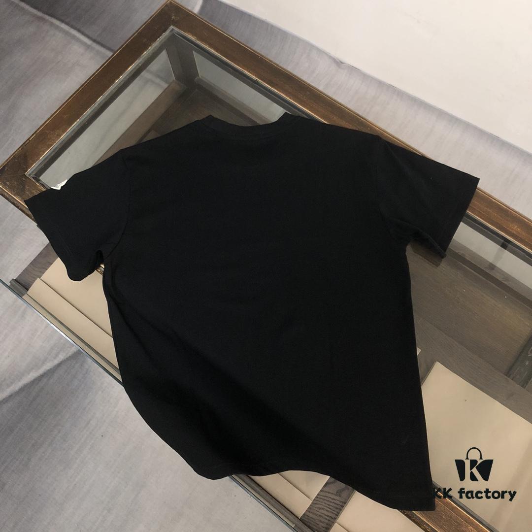 6931a227ccd8ab3d7af963e5 Moncler Summer New Round Neck Short Sleeve T-Shirt 25SS! 270g Heavyweight Premium Cotton Fabric with Perfect Texture and Hand Feel! Slim Fit Tailored Design, Clean and Sharp! Exquisite Stitching and Craftsmanship! Excellent Silhouette and Outstanding Breathability! Fashionable and Versatile for All Ages – an Essential Wardrobe Staple for Men.