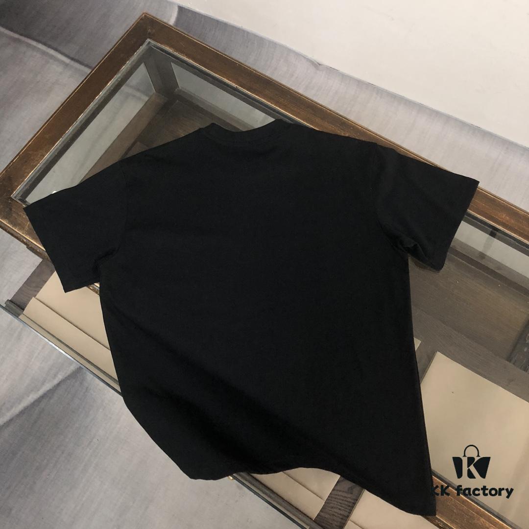 6931a228ccd8ab3d7af963f3 Moncler 25SS Summer New Arrival Round Neck Short-Sleeve T-Shirt, 270g Premium Cotton Fabric with Excellent Hand Feel and Quality, Slim Tailored Design, Clean and Sharp Cut, Exquisite Stitching, Superb Silhouette and Outstanding Breathability, Stylish and Versatile for All Ages – Essential Wardrobe Piece for Men