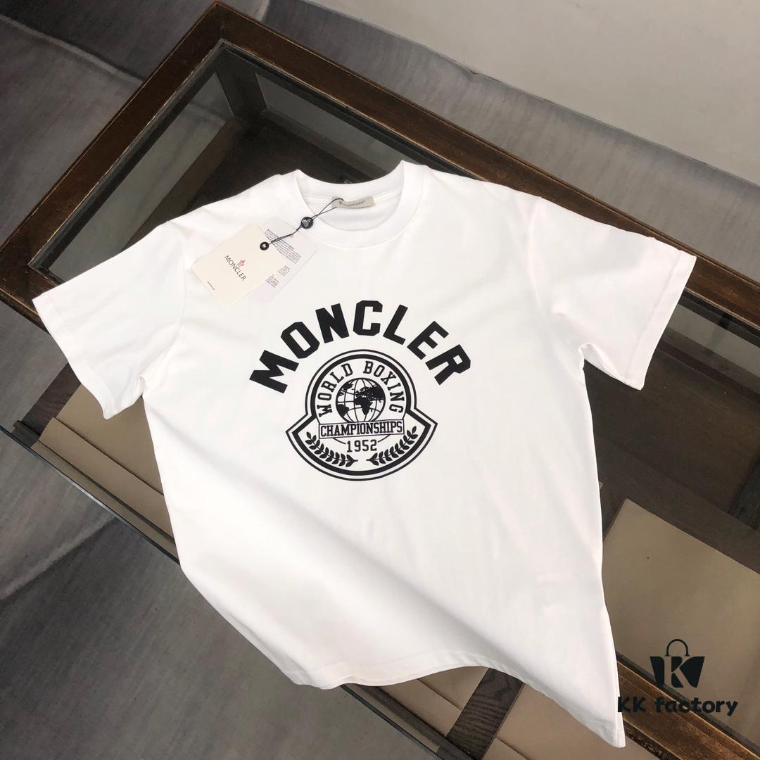 6931a228ccd8ab3d7af963f4 Moncler 25SS Summer New Arrival Round Neck Short-Sleeve T-Shirt! 270g Heavyweight Premium Cotton Fabric with Perfect Texture and Feel, Slim Fit Tailoring Design Clean and Sharp, Exquisite Stitching, Excellent Silhouette, Highly Breathable, Stylish and Versatile for All Ages – Essential Wardrobe Staple for Men