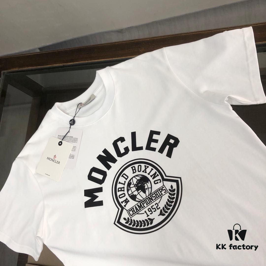 6931a228ccd8ab3d7af963f5 Moncler 25SS Summer New Arrival Round Neck Short-Sleeve T-Shirt! 270g Heavyweight Premium Cotton Fabric with Perfect Texture and Feel, Slim Fit Tailoring Design Clean and Sharp, Exquisite Stitching, Excellent Silhouette, Highly Breathable, Stylish and Versatile for All Ages – Essential Wardrobe Staple for Men