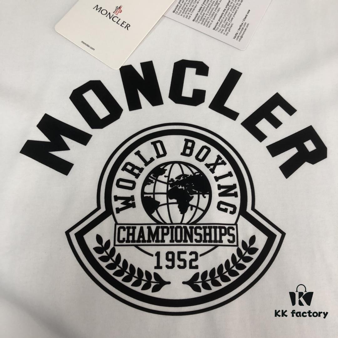 6931a228ccd8ab3d7af963f7 Moncler 25SS Summer New Arrival Round Neck Short-Sleeve T-Shirt! 270g Heavyweight Premium Cotton Fabric with Perfect Texture and Feel, Slim Fit Tailoring Design Clean and Sharp, Exquisite Stitching, Excellent Silhouette, Highly Breathable, Stylish and Versatile for All Ages – Essential Wardrobe Staple for Men