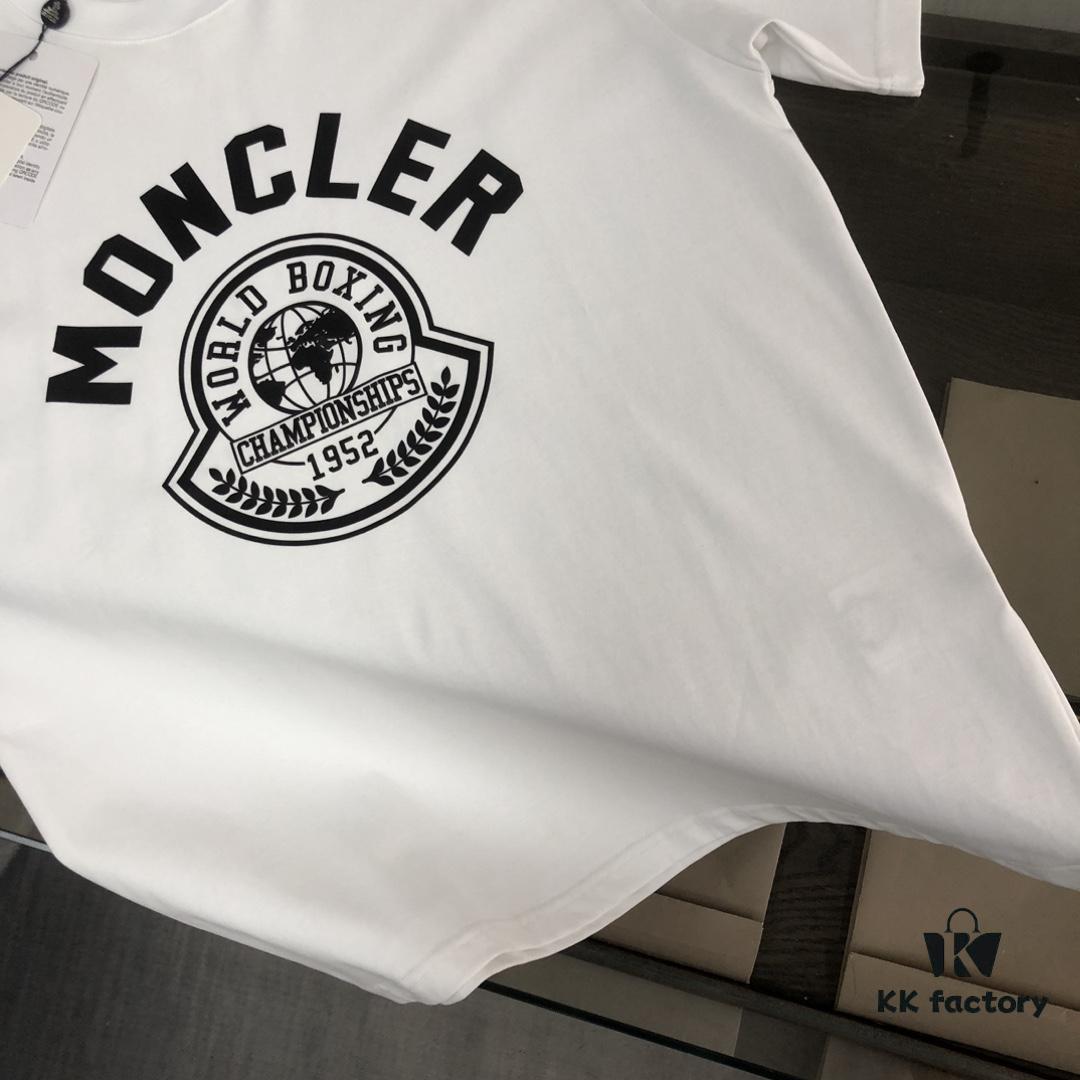 6931a228ccd8ab3d7af963f9 Moncler 25SS Summer New Arrival Round Neck Short-Sleeve T-Shirt! 270g Heavyweight Premium Cotton Fabric with Perfect Texture and Feel, Slim Fit Tailoring Design Clean and Sharp, Exquisite Stitching, Excellent Silhouette, Highly Breathable, Stylish and Versatile for All Ages – Essential Wardrobe Staple for Men
