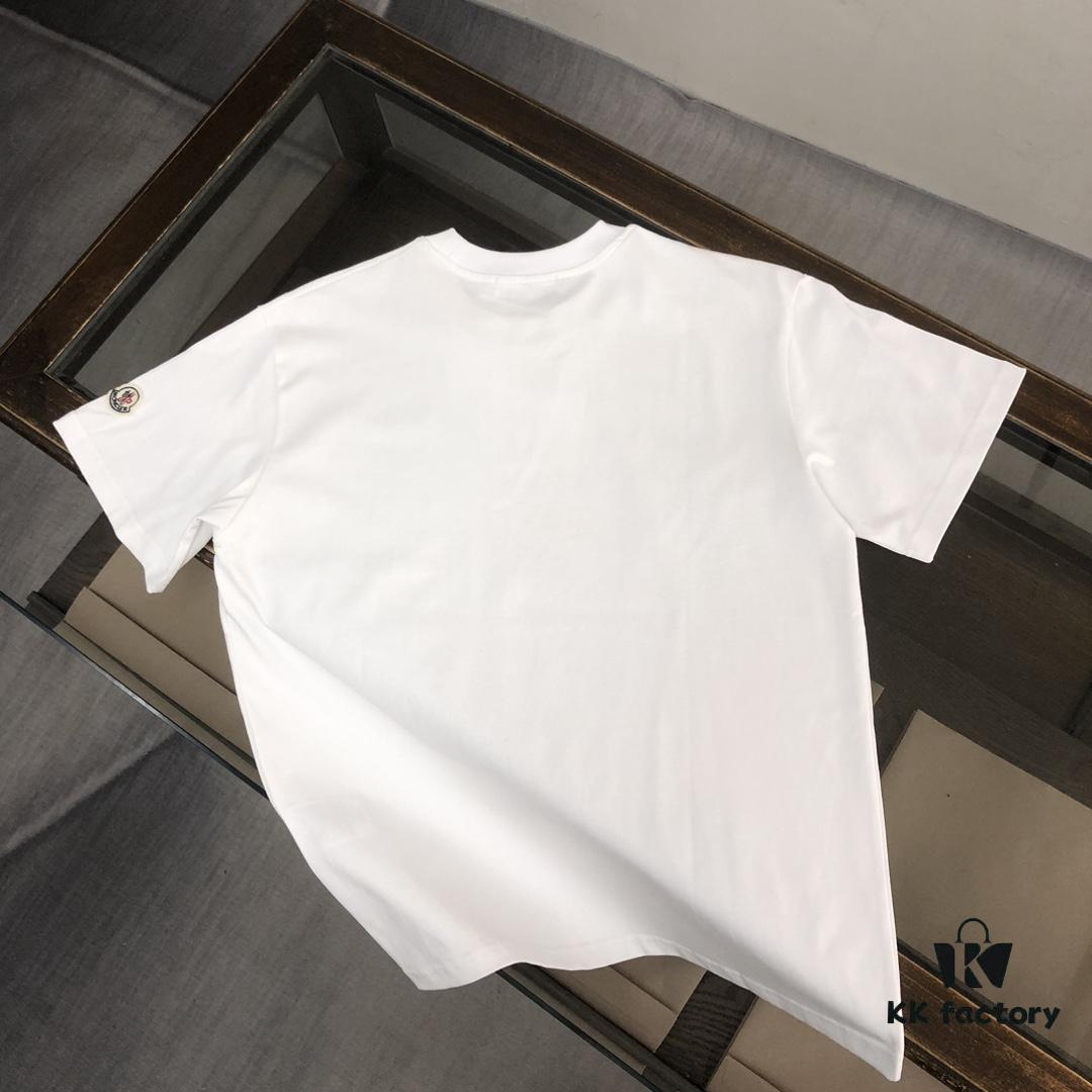 6931a228ccd8ab3d7af963fa Moncler 25SS Summer New Arrival Round Neck Short-Sleeve T-Shirt! 270g Heavyweight Premium Cotton Fabric with Perfect Texture and Feel, Slim Fit Tailoring Design Clean and Sharp, Exquisite Stitching, Excellent Silhouette, Highly Breathable, Stylish and Versatile for All Ages – Essential Wardrobe Staple for Men