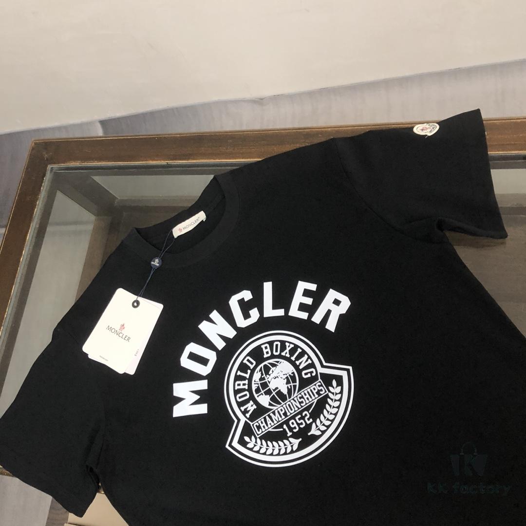6931a228ccd8ab3d7af963fc Moncler 25SS Summer New Arrival Round Neck Short-Sleeve T-Shirt, 270g Heavyweight Premium Cotton Fabric with Perfect Hand Feel and Texture, Slim Tailored Design, Clean and Sharp Cut, Exquisitely Stitched, Excellent Fit and Superior Breathability, Stylish and Versatile for All Ages – A Must-Have Wardrobe Essential for Men
